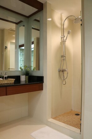 3-Bedroom Apartment (4A) | Badezimmer