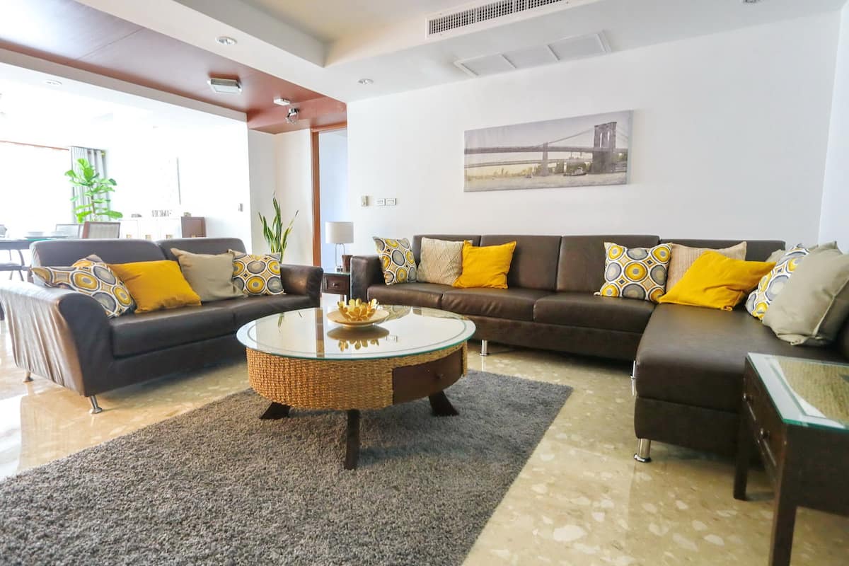 3-Bedroom Apartment (4B) | Living area | TV, Netflix