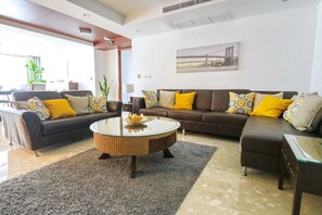 3-Bedroom Apartment (4B) | Living area