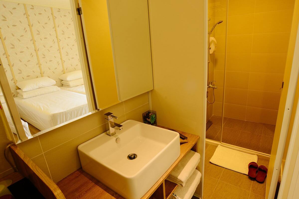 Elite Double Room, 2 Single Beds | Bathroom