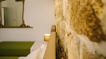 Tripla Superior, vista cortile (Re Carlo) | Minibar, una cassaforte in camera, con stile personalizzato