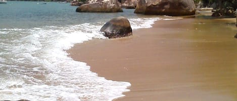 Nær stranden og solsenger