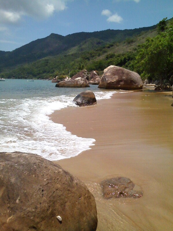 Perto da praia, espreguiçadeiras
