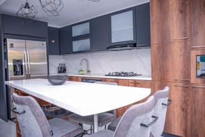 Geladeira, micro-ondas, fogão, lava-louças