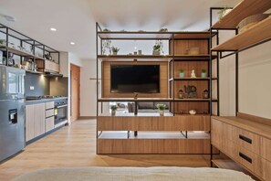 Frigorifero, microonde, piano cottura, macchina per tè/caffè