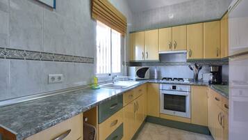 Een koelkast, een magnetron, een oven, een kookplaat