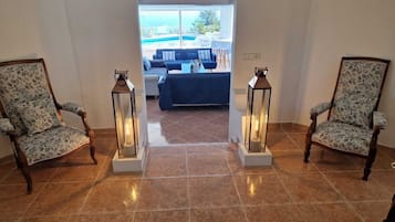 Una Smart TV, una chimenea, un reproductor estéreo