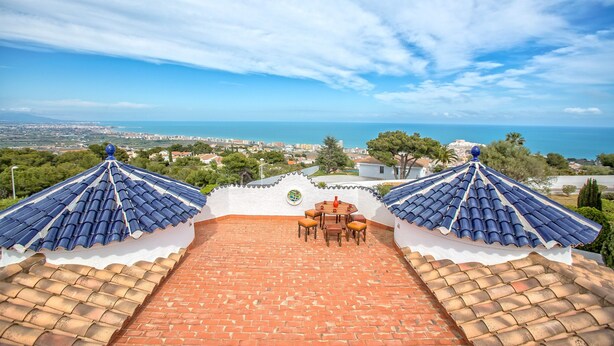 A rooftop terrace with a table and chairs, offering a view of the sea and surrounding landscape. - The Deck - Luxury Peniscola holiday villa, private pool, wifi,air conditioning (Peniscola)