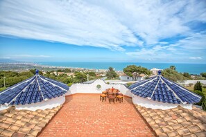 Outdoor dining - The Deck - Luxury Peniscola holiday villa, private pool, wifi,air conditioning (Peniscola)