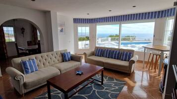 Smart TV, fireplace, stereo