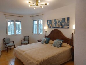 6 bedrooms, iron/ironing board, travel crib, free WiFi - The Deck - Luxury Peniscola holiday villa, private pool, wifi,air conditioning (Peniscola)