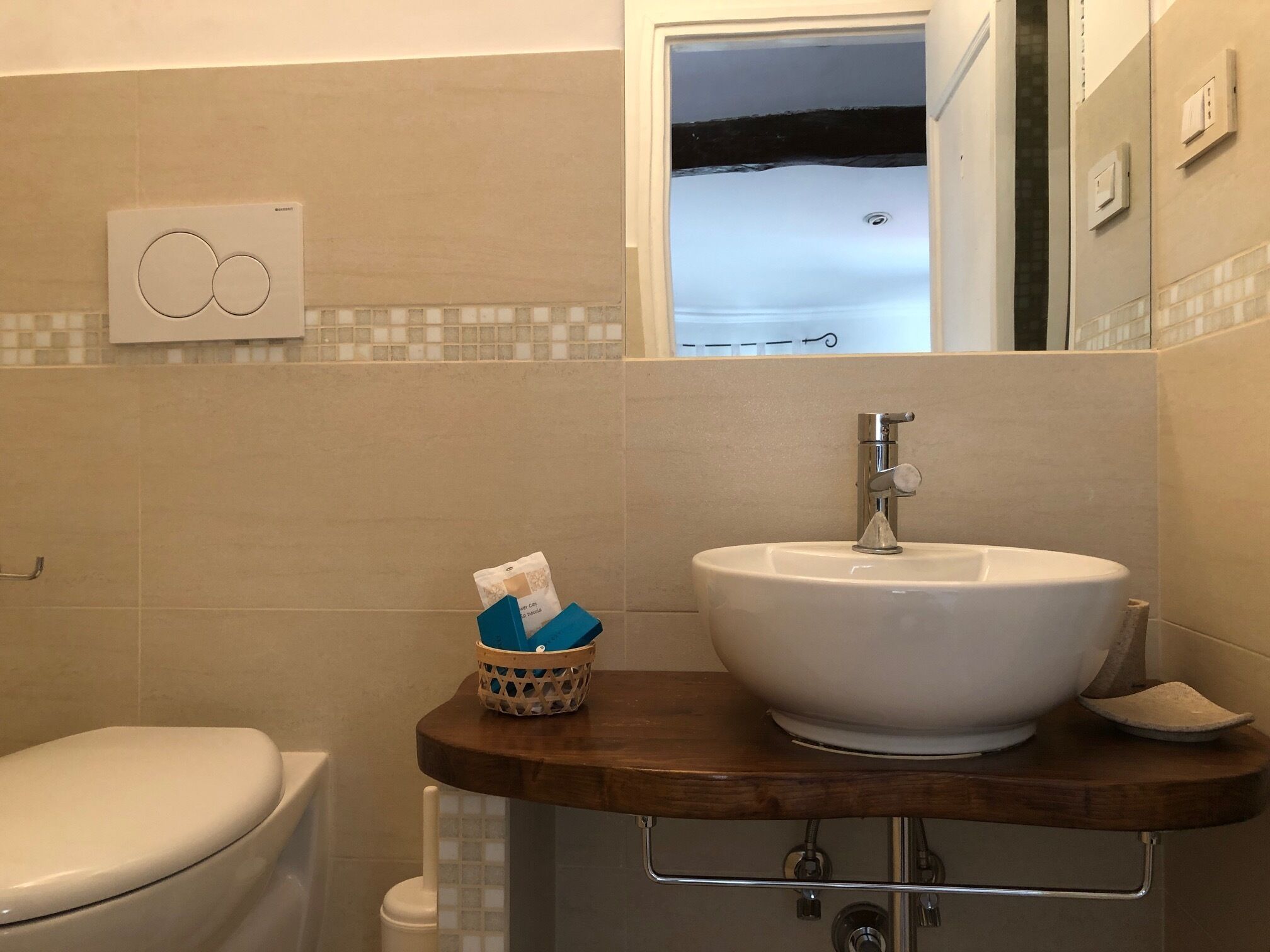 Douche, séchoir à cheveux, bidet, serviettes fournies