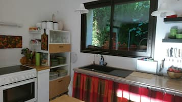 Een koelkast, een microgolfoven, een oven, een kookplaat
