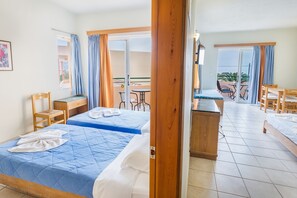Departamento, vista al mar (5 Adults) | Decoración personalizada, muebles diferentes y escritorio