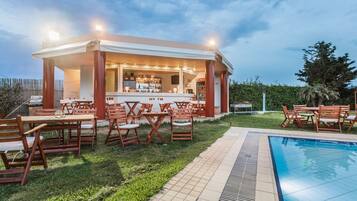 Poolside bar
