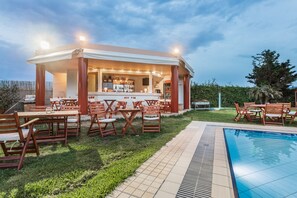 Poolside bar