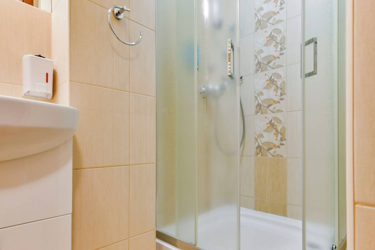 standard double room, 2 single beds | bathroom | shower, hair dryer, towels
