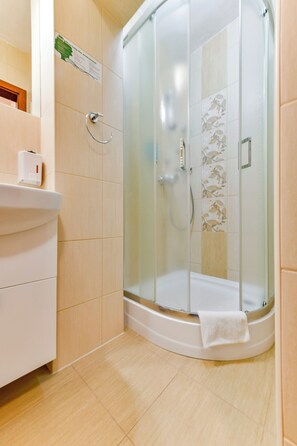 Habitación estándar doble, 2 camas individuales | Baño | Ducha, secador de pelo y toallas