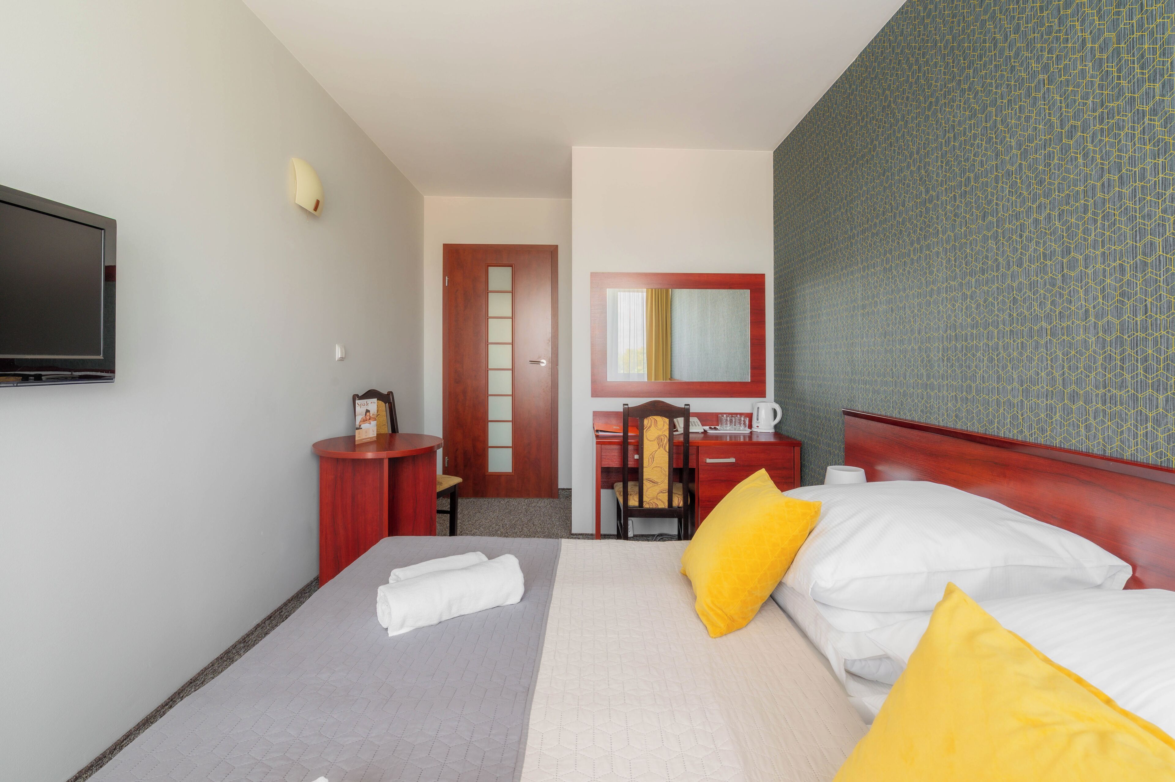 standard double room, 2 single beds | free wifi, bed sheets