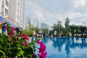 Outdoor pool, pool umbrellas - Vitamin Sea Apartment (Nha Trang)