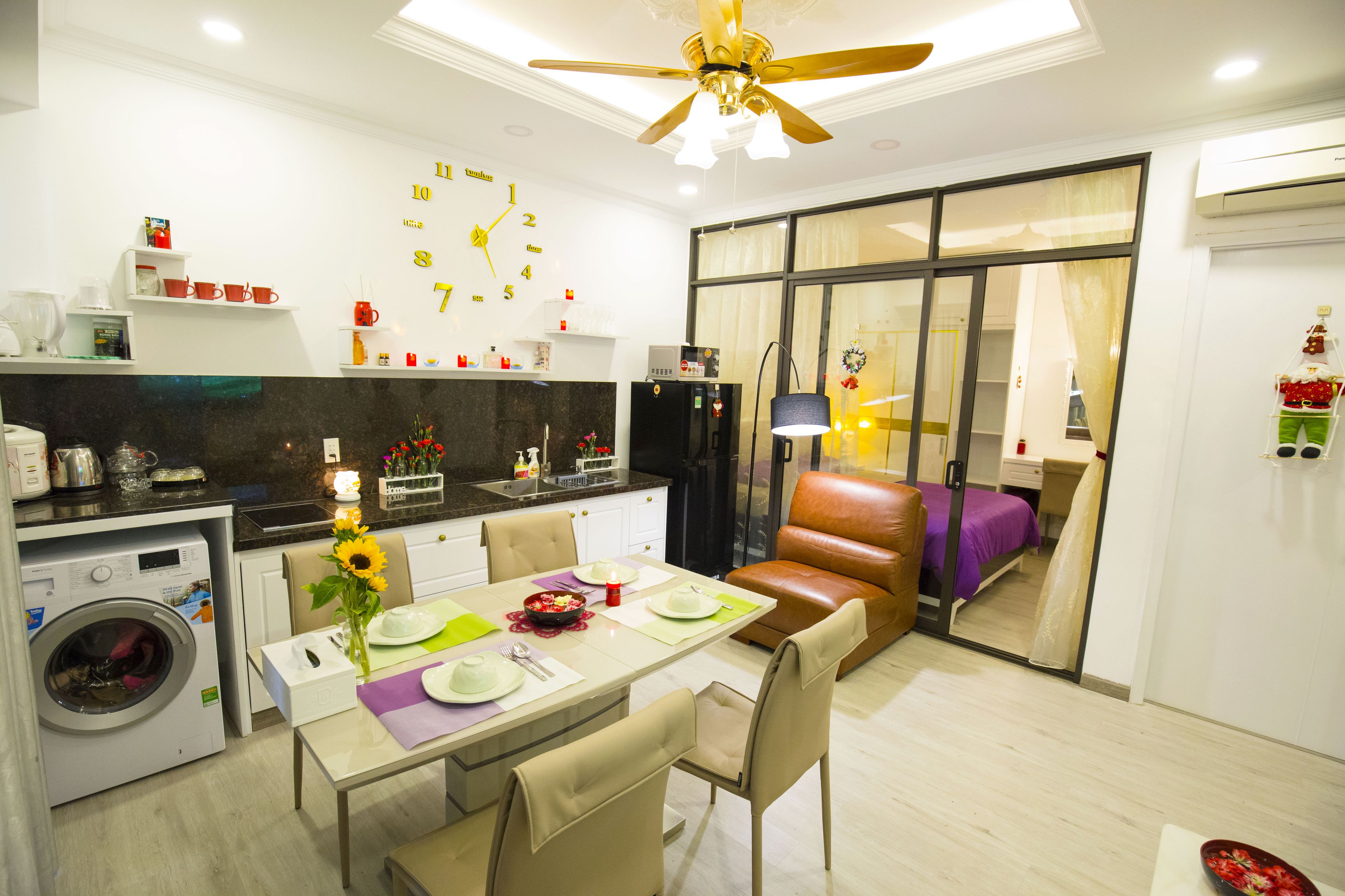 Refrigerador, microondas, placa de cocina, utensilios de cocina