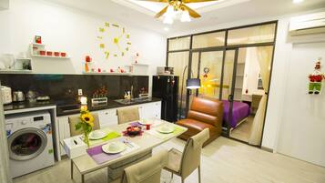 Refrigerador, microondas, placa de cocina, utensilios de cocina