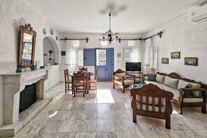 Smart TV, chimenea, libros, estéreo