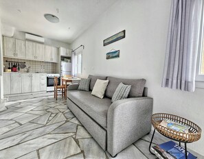 Smart TV, chimenea, libros y estéreo 