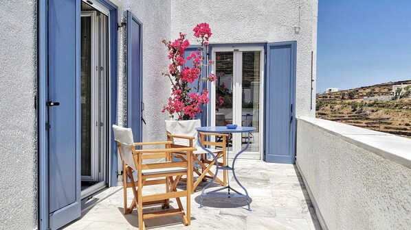 Outdoor dining - Elegant Cycladic Marble Residence In A Picturesque Village (Τήνος)