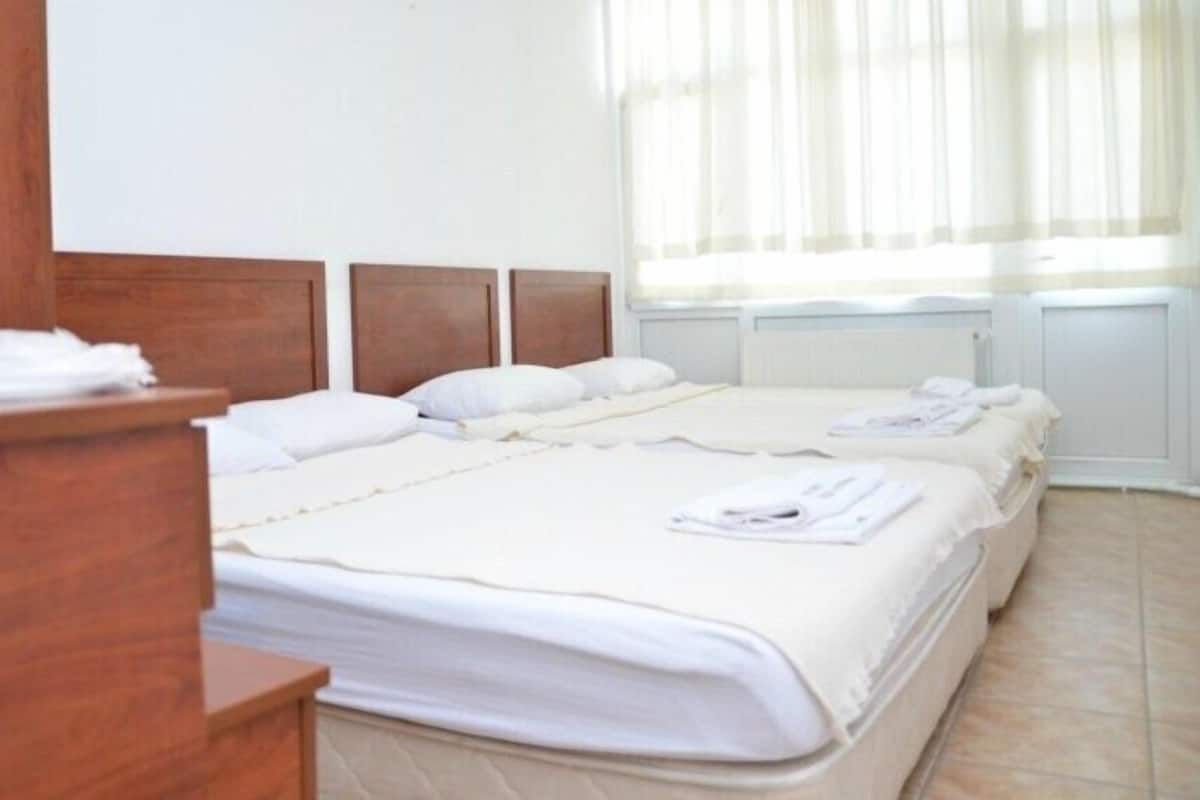 1 bedroom, desk