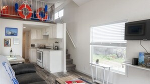 Un apartamento moderno con sala de estar, cocina y balcón con equipo de seguridad.
