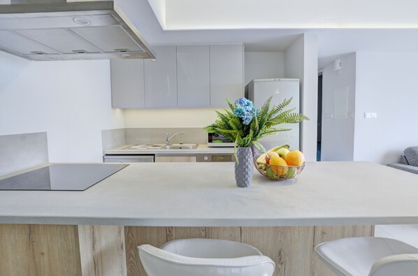Refrigerador, microondas, horno y lavavajillas 