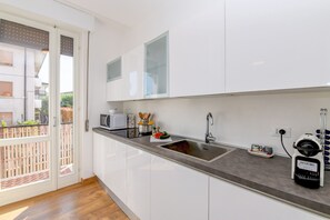 Fridge, oven, dishwasher, coffee/tea maker