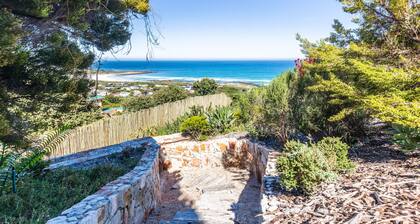 Bungalow de luxe élégant et spacieux avec vue sur la piscine et la mer
