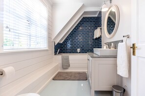 浴槽、ヘアドライヤー、タオル、石鹸