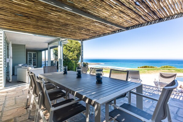 Outdoor dining - Stylish and Spacious Luxury Bungalow with Pool and Sea views (Cape Town)