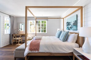 3 室のベッドルーム、セーフティボックス (室内)、デスク、アイロン / アイロン台