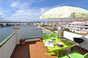 Outdoor dining - Cozy apartment for rent in Empuriabrava, Costa Brava! Ideal for 4 people, 2000m from the beach, with views of the lake and all the amenities. (Empuriabrava)