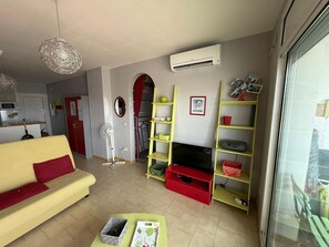 TV - Cozy apartment for rent in Empuriabrava, Costa Brava! Ideal for 4 people, 2000m from the beach, with views of the lake and all the amenities. (Empuriabrava)