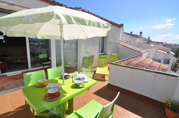 Outdoor dining - Cozy apartment for rent in Empuriabrava, Costa Brava! Ideal for 4 people, 2000m from the beach, with views of the lake and all the amenities. (Empuriabrava)