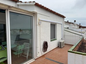 Property grounds - Cozy apartment for rent in Empuriabrava, Costa Brava! Ideal for 4 people, 2000m from the beach, with views of the lake and all the amenities. (Empuriabrava)