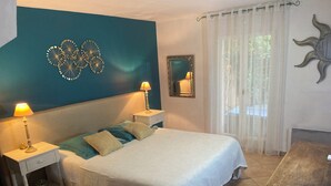 4 slaapkamers, een strijkplank/strijkijzer, reisbedje, gratis wifi