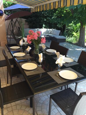 تناول الطعام بالخارج