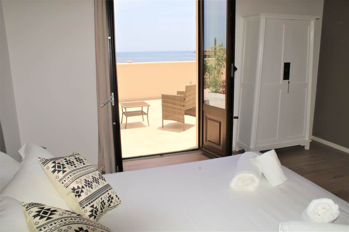 Suite | In-room safe, desk, soundproofing, WiFi (free)