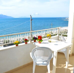 Superior One Bedroom Apartment with Sea View | 阳台景观