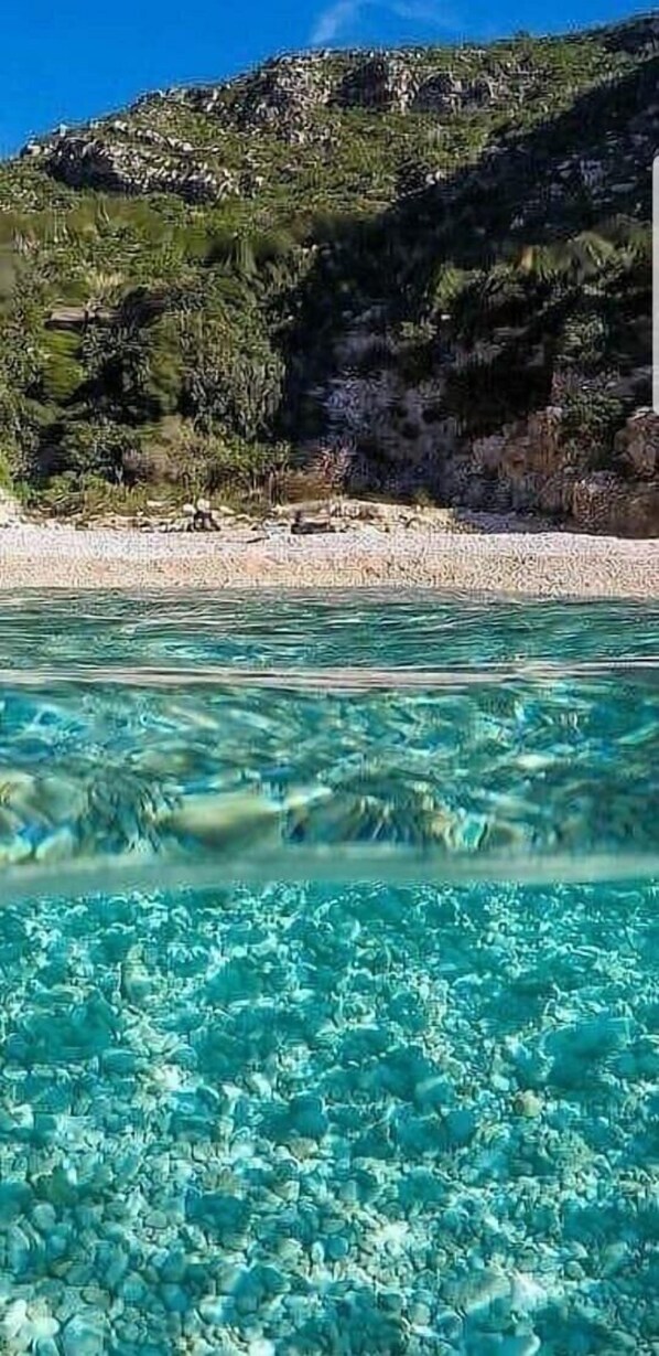 Ubicación a pie de playa y arena blanca
