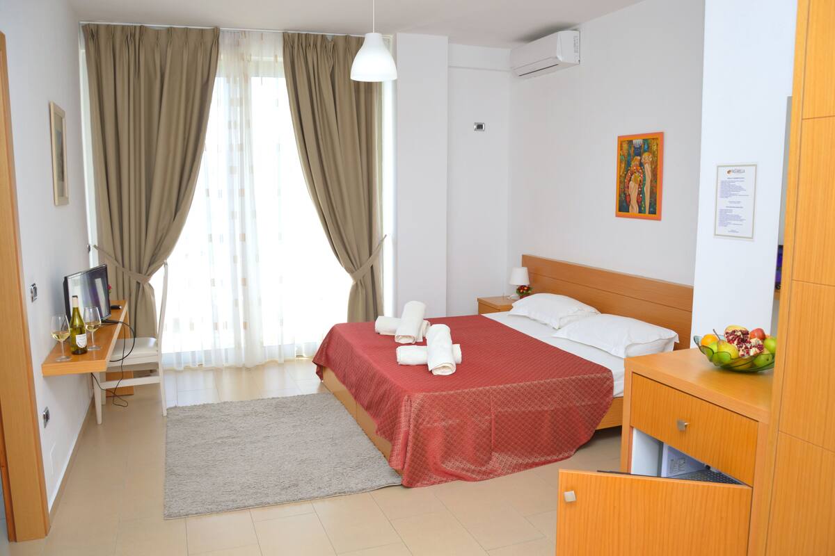 Superior One Bedroom Apartment with Sea View | 隔音、免费 WiFi、床单