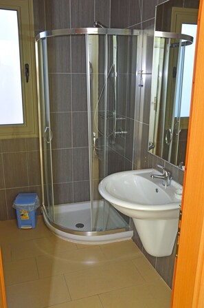 Superior One Bedroom Apartment with Sea View | 浴室 | 淋浴设施、免费洗浴用品、吹风机、拖鞋
