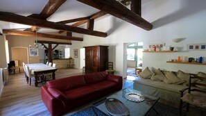 TV, DVD player, ping pong, stereo