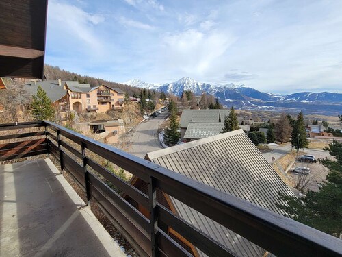 Charming Chalet for 5-7 with South-Facing Balcony - Close to Ski, Hiking, Shops